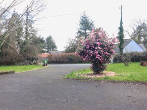 Property grounds - KYLEATUNNA COTTAGE, pet friendly in Ennis, County Clare (Unknown)