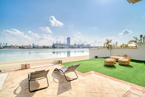 Terrace/patio - Exclusive 6BR Palm Villa w/ Private Pool and Beach (Dubai)