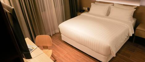 Phòng Deluxe | Bộ đồ giường cao cấp, màn/rèm cản sáng