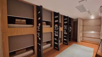 Asrama Umum Basic | 1 kamar tidur, seprai premium, tirai kedap cahaya, dan Wi-Fi gratis