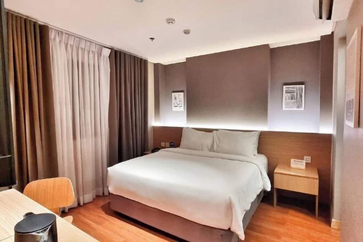 Premium bedding, blackout drapes, free WiFi, bed sheets