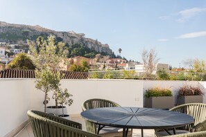 Outdoor dining - Elysian 1BR Apartment in Plaka 3 (Athina)