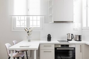 Een koelkast, een oven, een kookplaat, een koffiezetapparaat/waterkoker