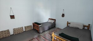 Habitación doble tradicional | Decoración personalizada, muebles diferentes y wifi gratis 