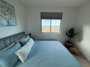 4 soverom, skrivebord, strykejern/-brett og reiseseng for barn