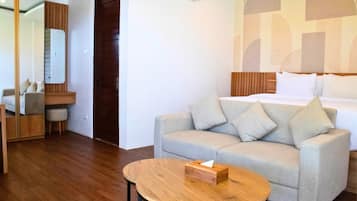 Quarto casal executivo, 1 cama King, vista para o jardim | Área de estar | TV LED 32 polegadas com canais a cabo