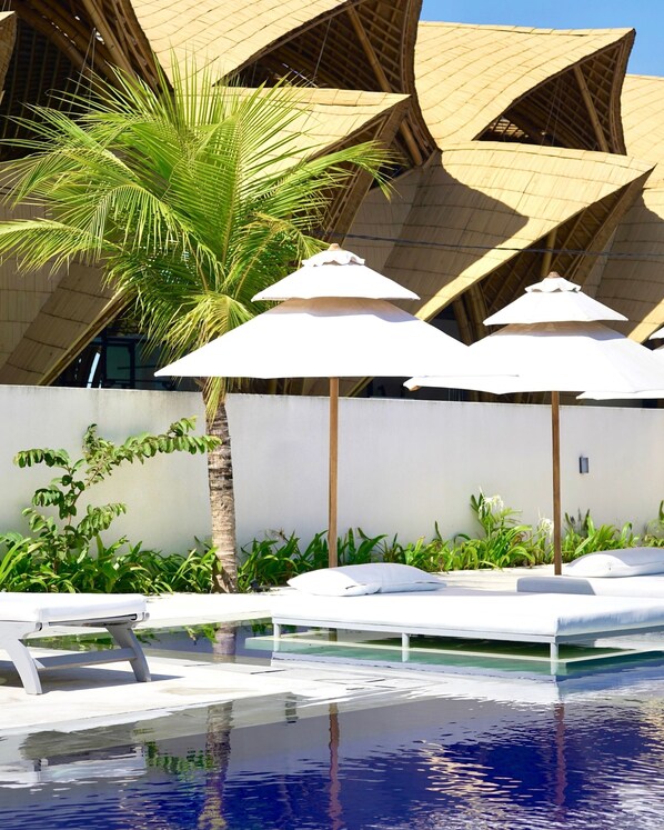2 piscines extérieures, parasols de plage, chaises longues