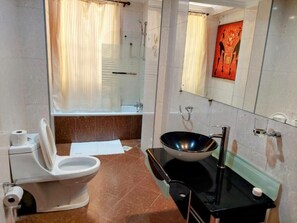 Shower, hair dryer, towels, soap - Eldon Villas (Nairobi)