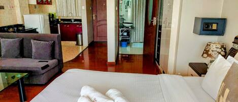 1 habitación, tabla de planchar con plancha, wifi y ropa de cama