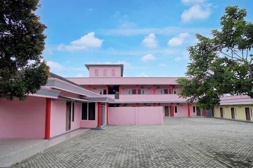OYO Life 93342 Yasmine Guesthouse Syariah
