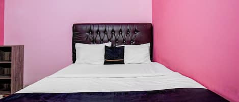 Desk, laptop workspace, free WiFi, bed sheets