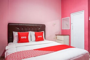Desk, free WiFi, bed sheets - OYO Life 93342 Yasmine Guesthouse Syariah (Bandar Lampung)