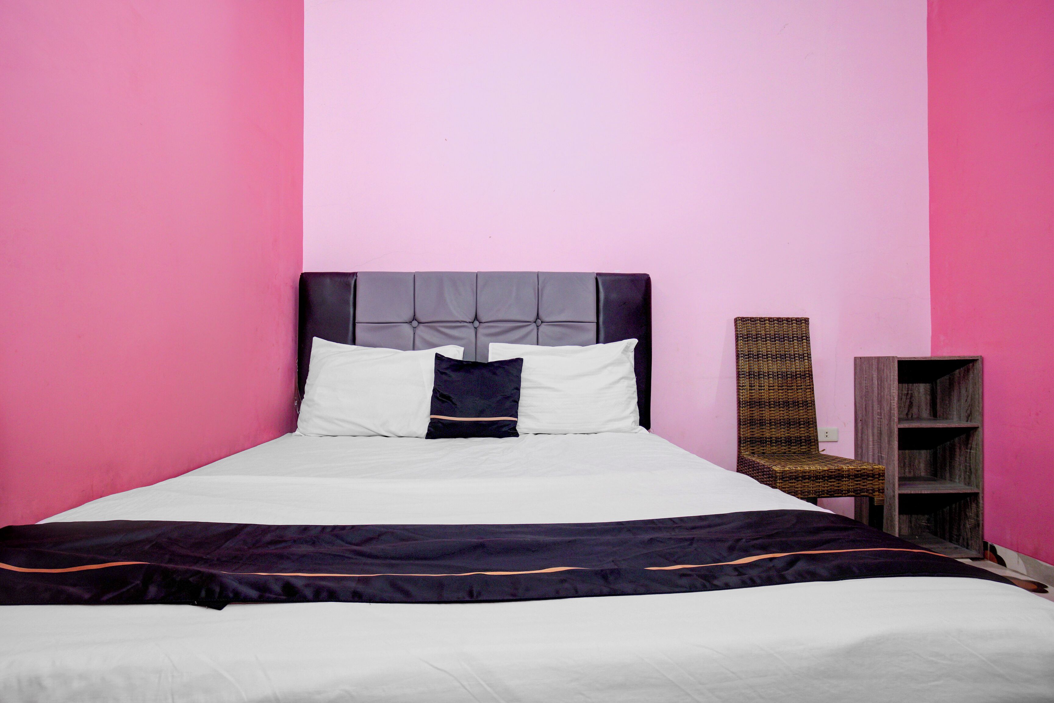 Deluxe Double Room | Desk, laptop workspace, WiFi (free), bed sheets