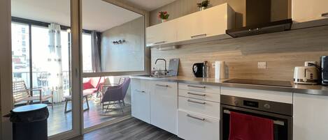 Refrigerador, microondas, horno y parrilla de estufa