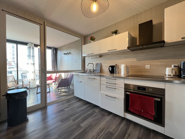 Kjøleskap, mikrobølgeovn, ovn og kokeplater