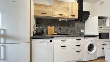 Een koelkast, een microgolfoven, een oven, een kookplaat