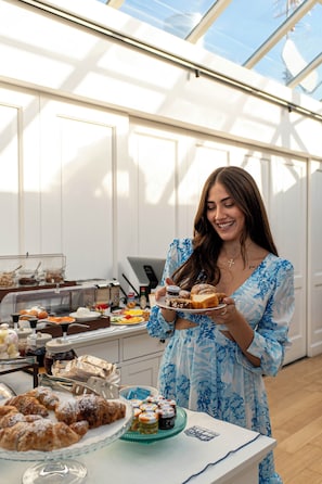 Dagelijks continentaal ontbijt inbegrepen