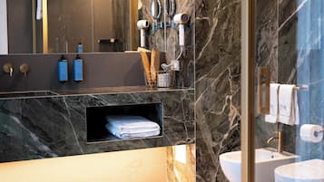 Exclusive Triple Room, Hot Tub | Bathroom | Shower, rainfall showerhead, free toiletries, hair dryer
