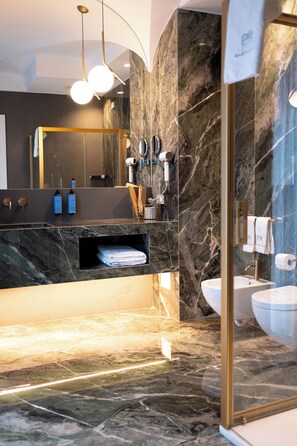 Exclusive Triple Room, Hot Tub | Bathroom | Shower, rainfall showerhead, free toiletries, hair dryer - Palazzo Martinelli  (Sorrento)