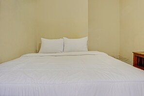 Habitación doble Deluxe | Escritorio y ropa de cama 