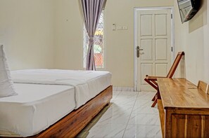 Deluxe Double Room | Desk, bed sheets