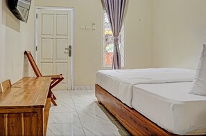 Deluxe Double Room | Desk, bed sheets