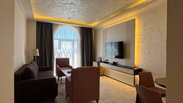 Senior Suite | Desk, blackout drapes, soundproofing, iron/ironing board