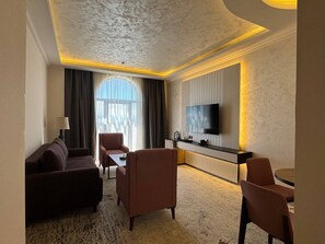 Senior Suite | Desk, blackout drapes, soundproofing, iron/ironing board