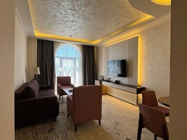 Senior Suite | Desk, blackout drapes, soundproofing, iron/ironing board