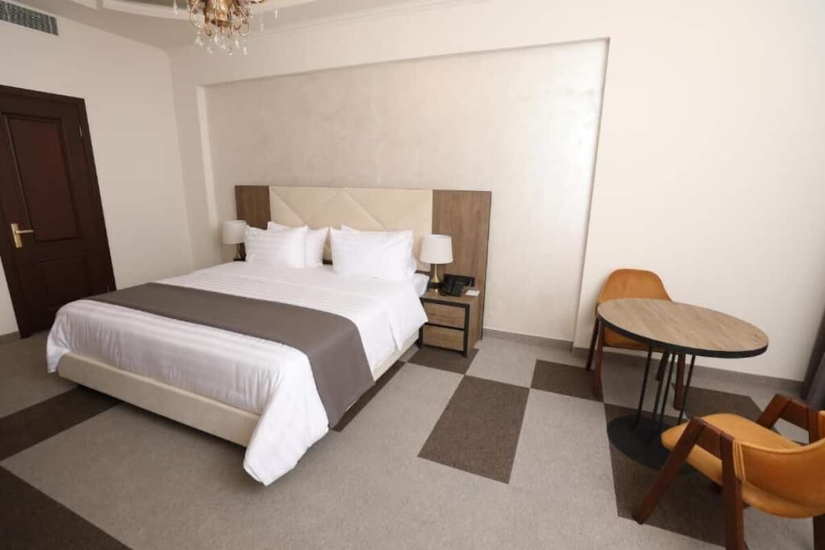Premium Suite | 1 bedroom, desk, blackout drapes, soundproofing