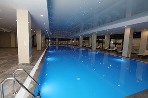 Innendørsbasseng