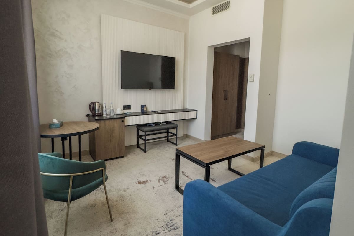 Junior Suite | 1 bedroom, desk, blackout drapes, soundproofing
