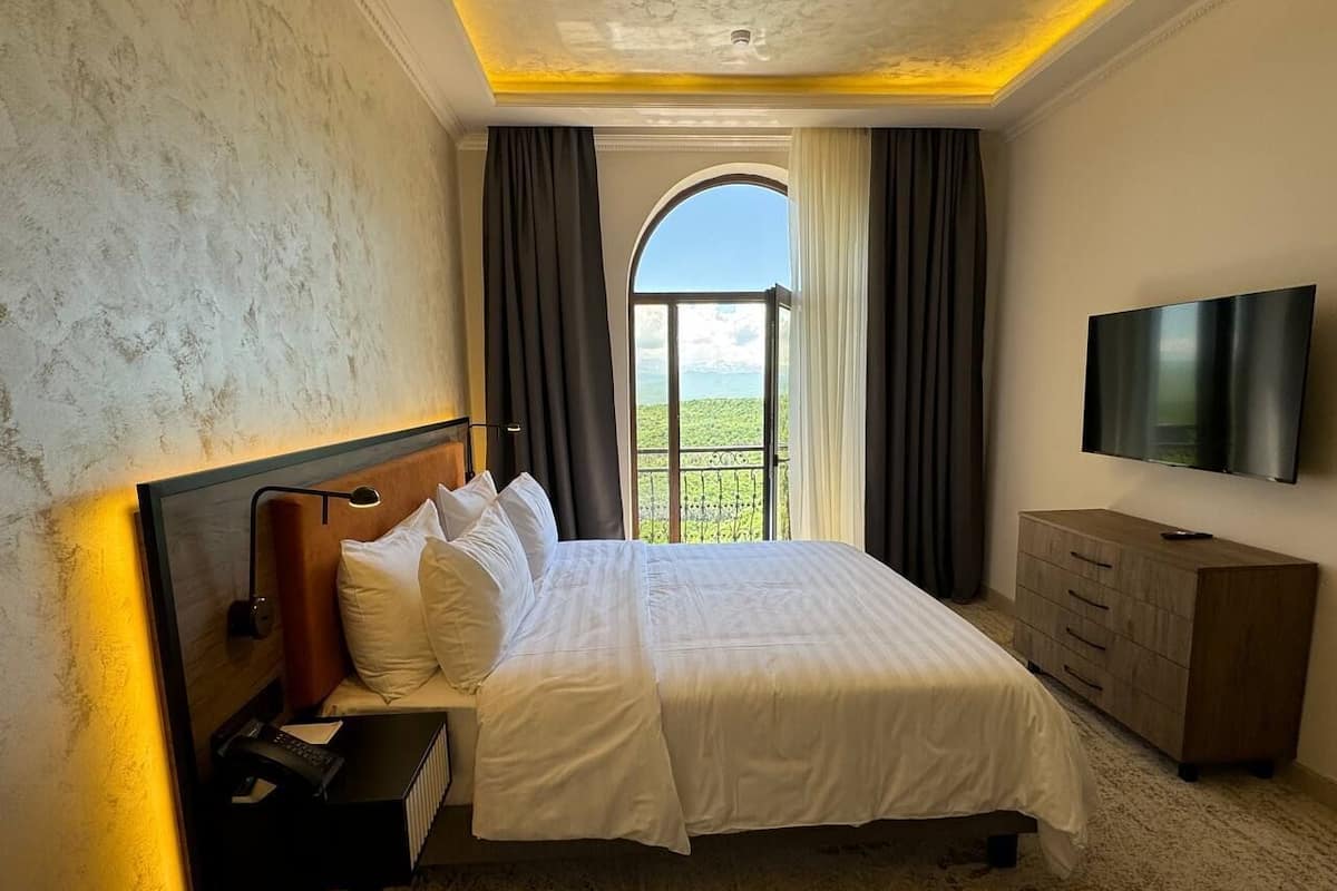 Senior Suite | 1 bedroom, desk, blackout drapes, soundproofing
