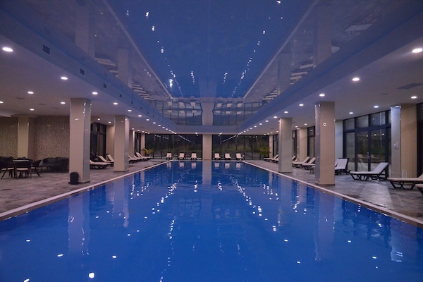 Kolam renang indoor