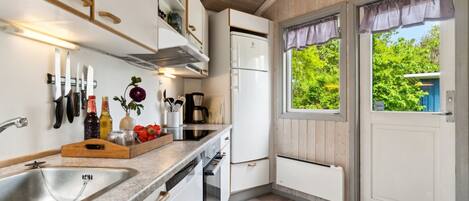 Fridge, microwave, dishwasher, cookware/dishes/utensils