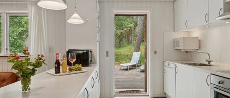 Fridge, microwave, dishwasher, cookware/dishes/utensils