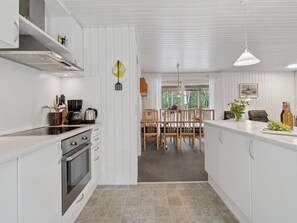 Fridge, microwave, dishwasher, cookware/dishes/utensils