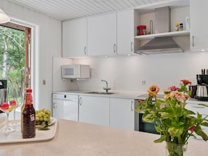 Refrigerador, microondas, lavavajillas y utensilios de cocina 