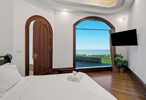 Room - Private Pier, Main+Guest House | Luxe Waterfront Home | Bay Estate by AvantStay (Dameron)