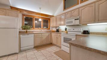 Køleskab, mikrobølgeovn, ovn, kogeplade