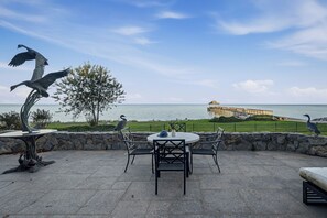 Outdoor dining - Private Pier, Main+Guest House | Luxe Waterfront Home | Bay Estate by AvantStay (Dameron)