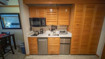 Design Studio, 1 King Bed with Sofa bed, Kitchenette, Resort View (Slopeside 2753A) | Private kitchenette