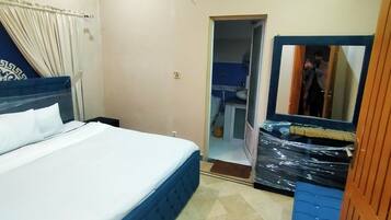 4 bedrooms, iron/ironing board, WiFi, bed sheets