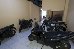 Free self-parking - OYO 93356 Pondok Cirendeu (South Tangerang)