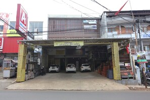Uma lavagem automotiva com três carros sendo lavados.
