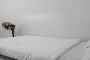 Basic Double Room | Bed sheets - Hotel O Elang Homestay (Pekanbaru)