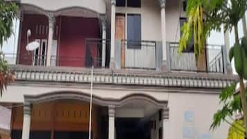 Vista frontal de la propiedad