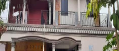 Vista frontal de la propiedad