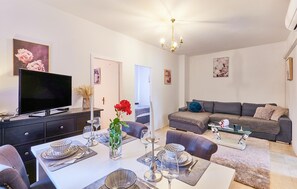 Smart TV, table football, ping pong, stereo