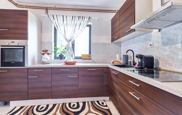 Réfrigérateur, four à micro-ondes, un four, surface de cuisson